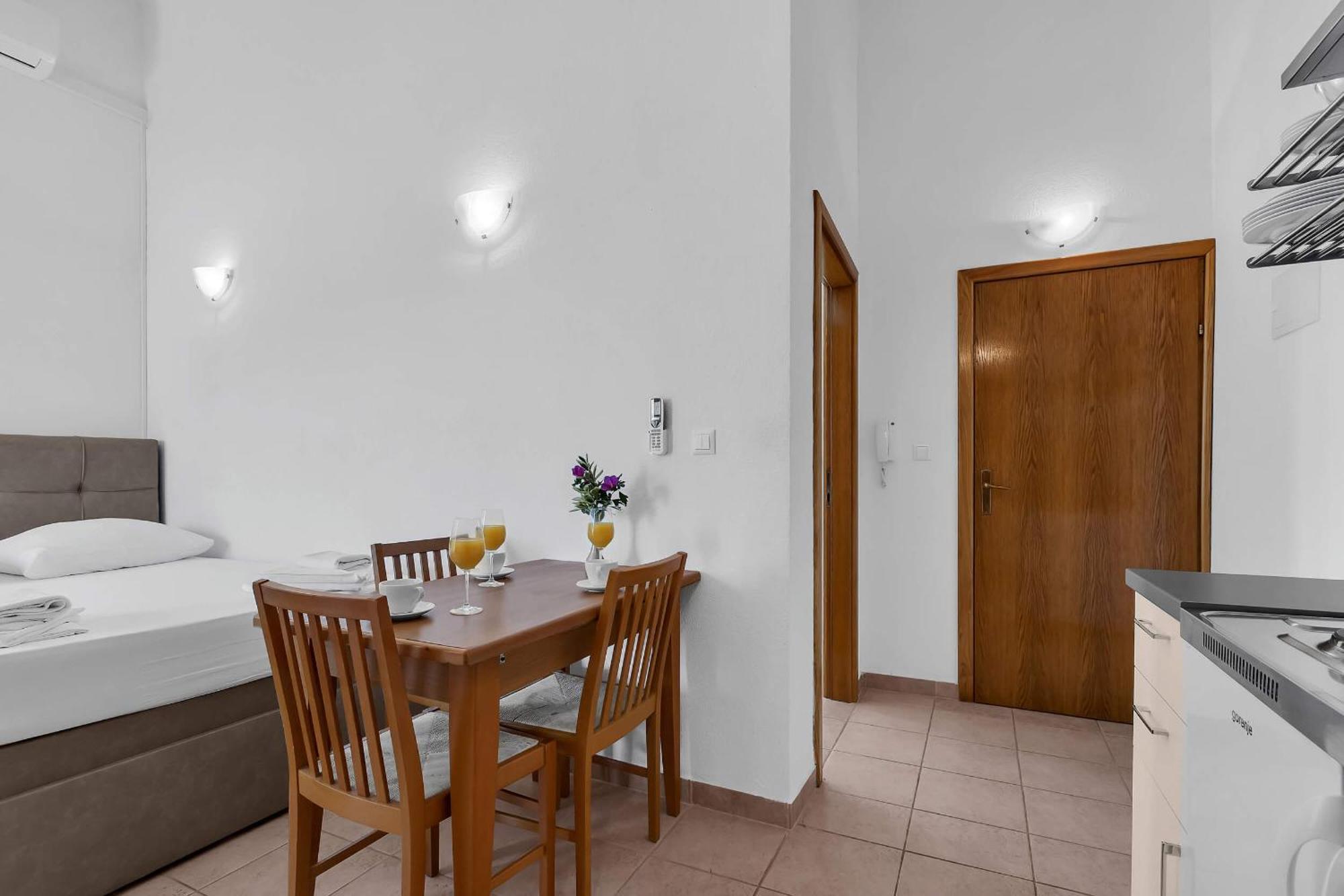 Apartments Marin Брела Екстериор снимка