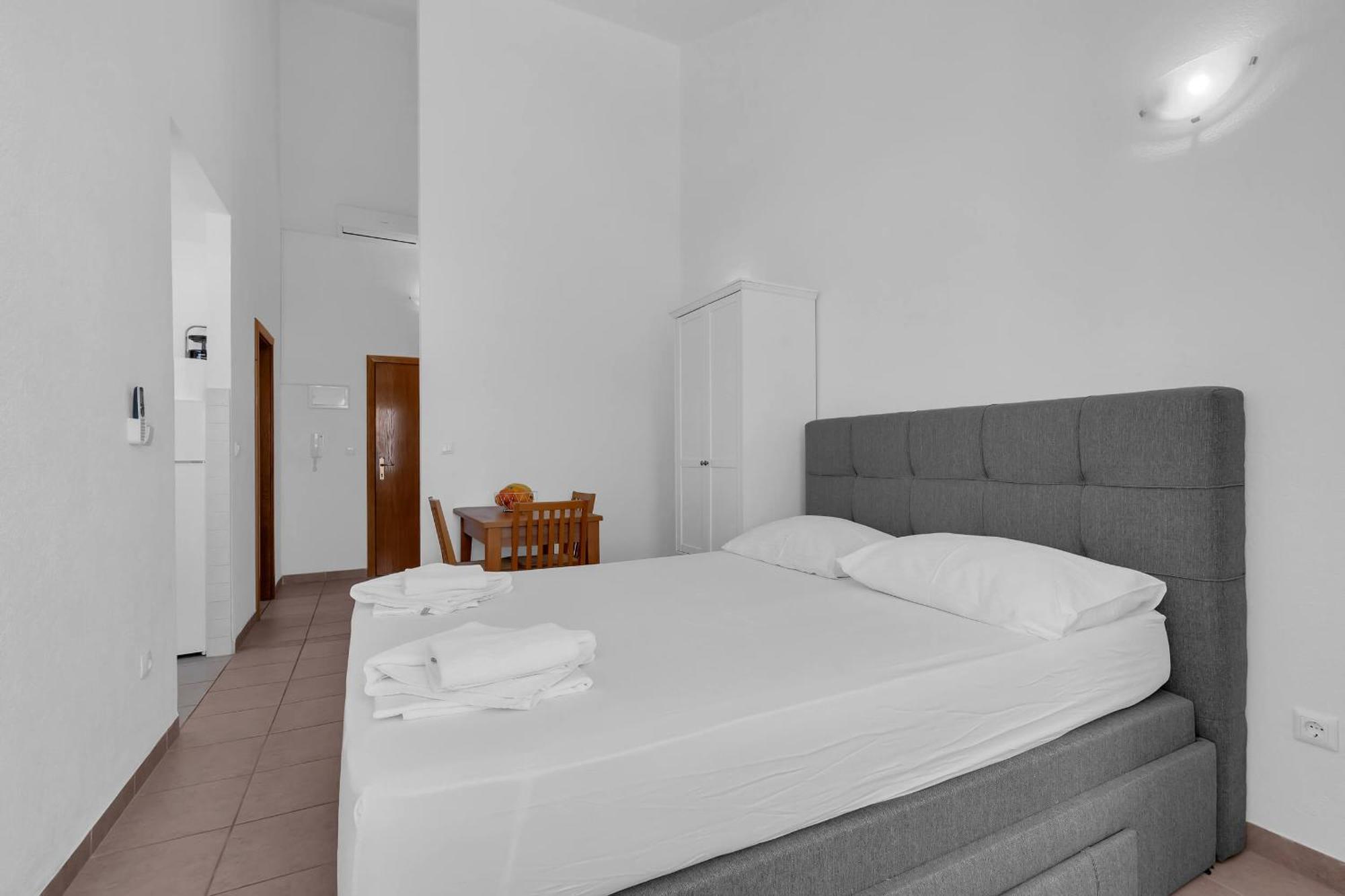 Apartments Marin Брела Стая снимка